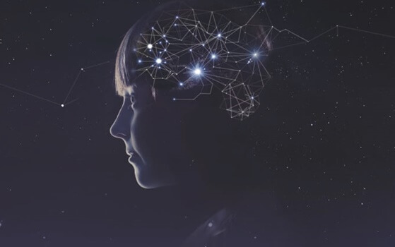 niña con constelaciones en el cerebro simbolizando el arte de aprender a desaprender