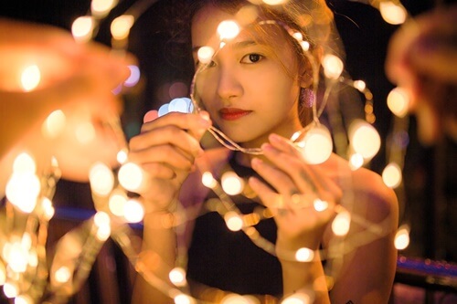 Chica con luces que simboliza el pensamiento crítico.