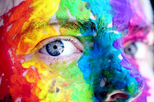 rostro de colores simbolizando los hábitos de las personas creativas