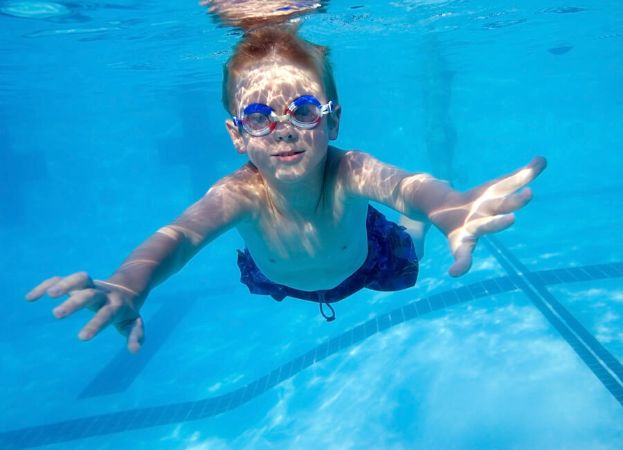 Enseñar a nadar a los niños es un proceso que consta de varias etapas.