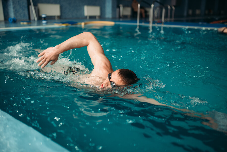 Los errores que cometemos al nadar pueden conducirnos a malos movimientos y lesiones.