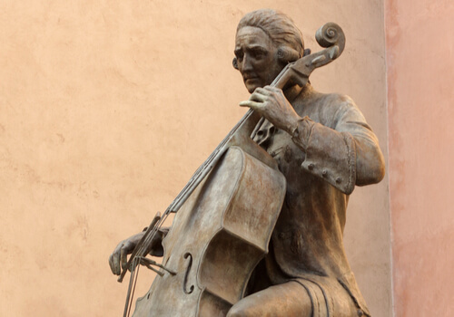 Luigi Boccherini tocando el chelo.