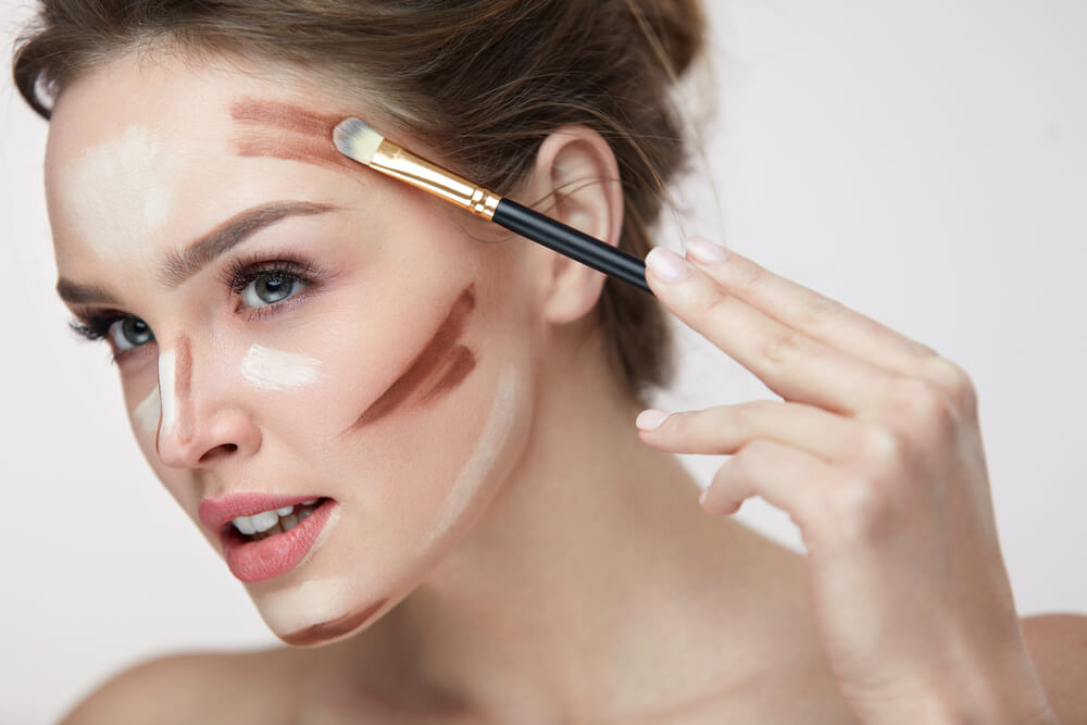 Mujer probando productos para evitar errores de maquillaje que envejecen