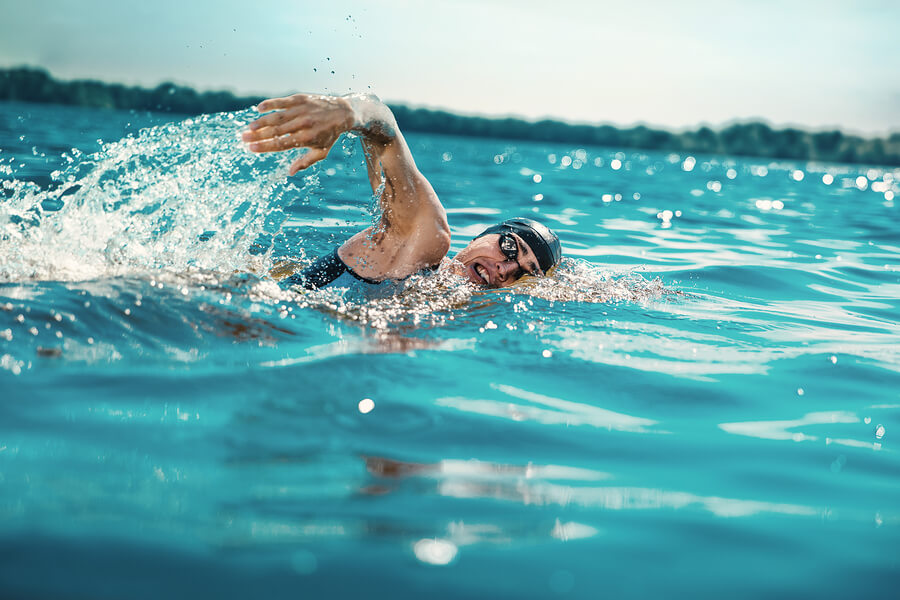 Nadador participa en competencia de aguas abiertas.