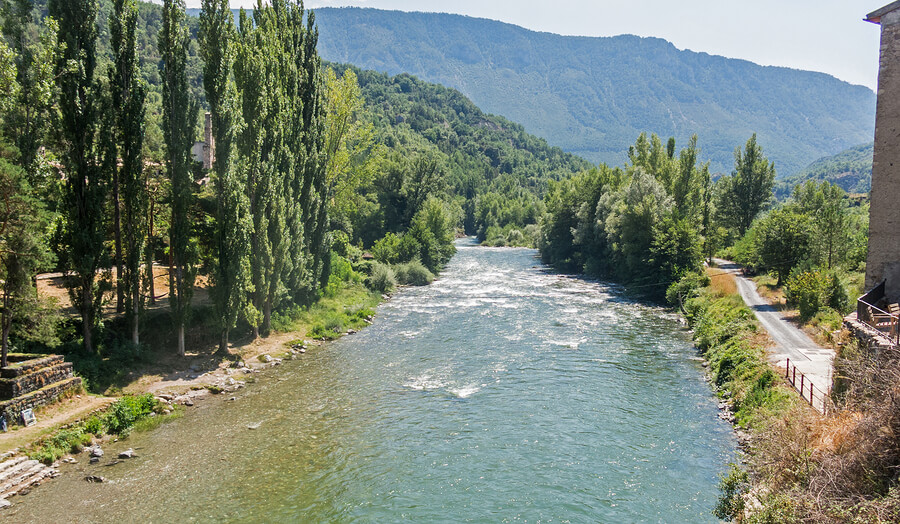 El Río Noguera Pallaresa es uno de los mejores lugares para hacer rafting en España.