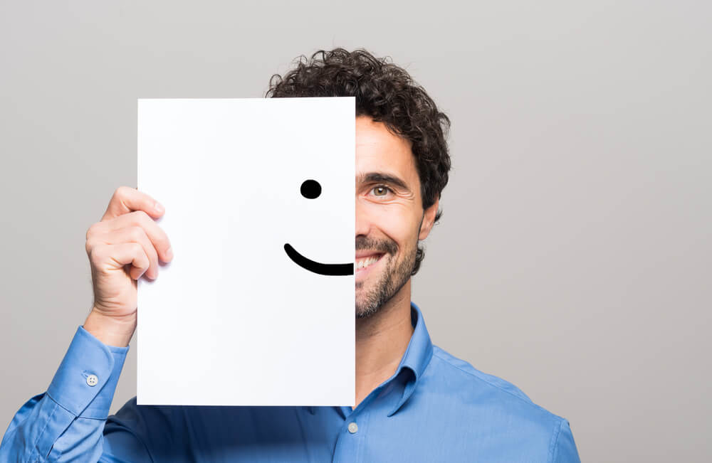 Hombre con una sonrisa gracias a la psicología positiva