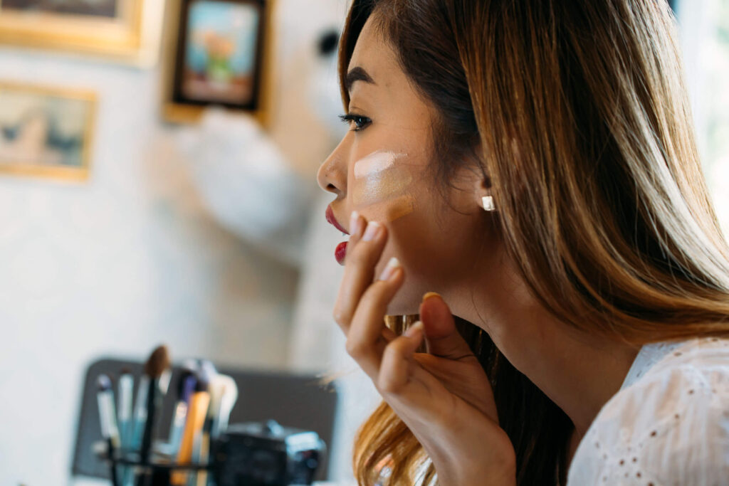 Cómo elegir la base de maquillaje perfecta según tu tono de piel